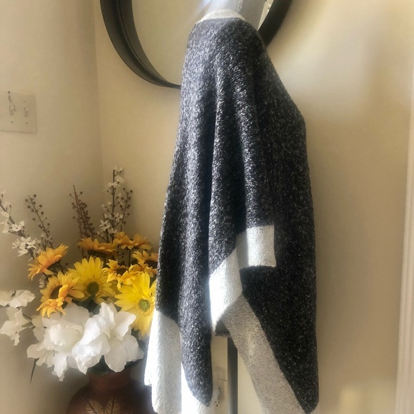 🆕Mystree Open Front Color block Poncho. Size S/M. - Picture 3 of 3